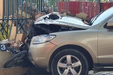 Ô tô đâm nhiều người ngồi uống nước trên vỉa hè rồi “hạ gục” bờ tường