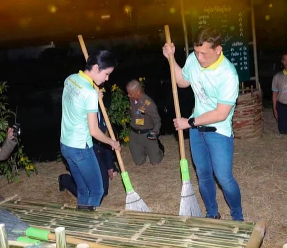 Nhà vua Thái Lan cùng Hoàng quý phi tới thăm, quét dọn nhà tù - 1 Nhà vua Thái Lan cùng Hoàng quý phi tới thăm, quét dọn nhà tù - 1