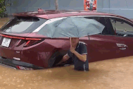Người đàn ông gồng mình giữ ô tô giữa dòng nước lũ ở Lào Cai