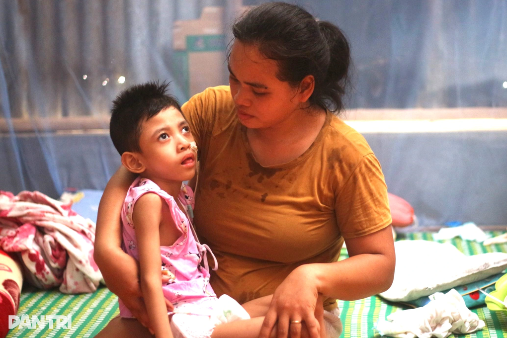 Cháu bé người Cơ tu 6 tuổi sống thực vật, cha mẹ nợ nần chồng chất - 2 Cháu bé người Cơ tu 6 tuổi sống thực vật, cha mẹ nợ nần chồng chất - 2