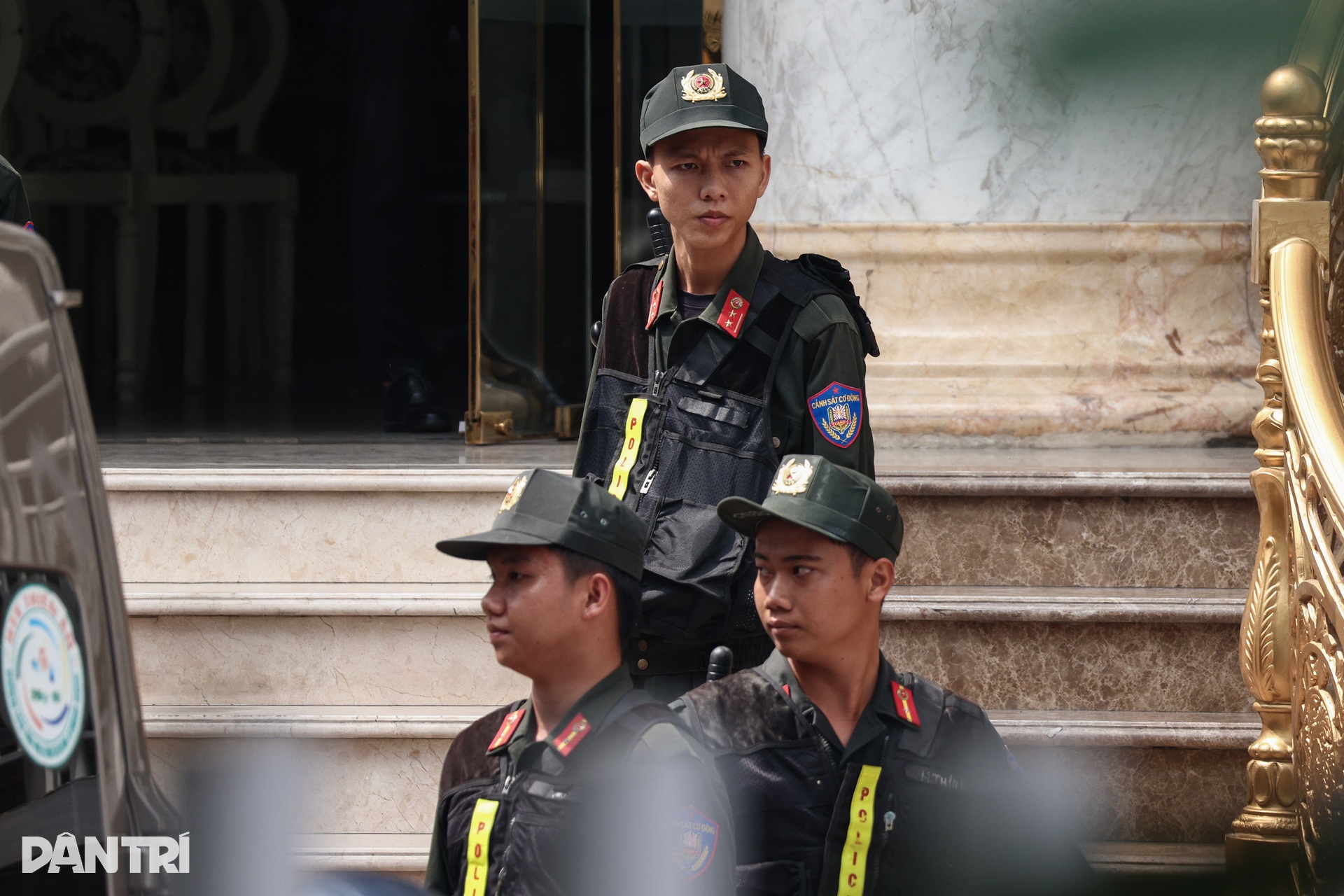 Cảnh sát mang nhiều thùng hồ sơ rời thẩm mỹ viện Mailisa sau 4 giờ làm việc - 5 Cảnh sát mang nhiều thùng hồ sơ rời thẩm mỹ viện Mailisa sau 4 giờ làm việc - 5