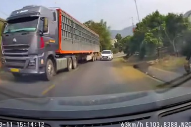 Xe con vượt ẩu ở góc đường cong, suýt gây tai nạn đối đầu