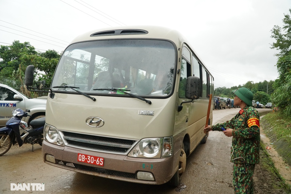 Những chuyến xe cứu thương từ khu sạt lở ở Sư đoàn 337 - 9 Những chuyến xe cứu thương từ khu sạt lở ở Sư đoàn 337 - 9