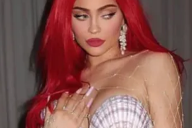 Kylie Jenner đón Halloween thế nào?