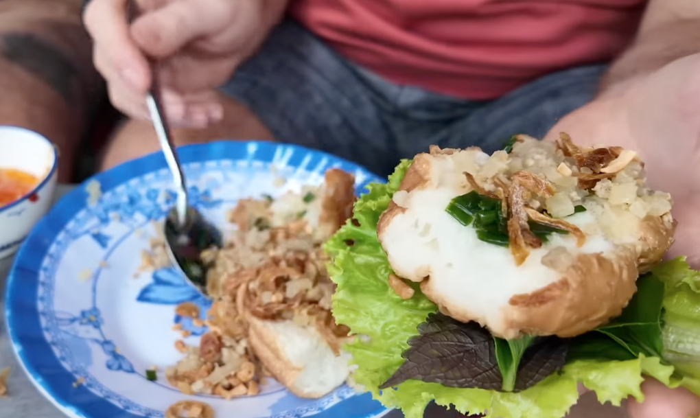Món bánh mì hấp gây tranh cãi ở TPHCM khiến khách Mỹ ngỡ ngàng - 2 Món bánh mì hấp gây tranh cãi ở TPHCM khiến khách Mỹ ngỡ ngàng - 2