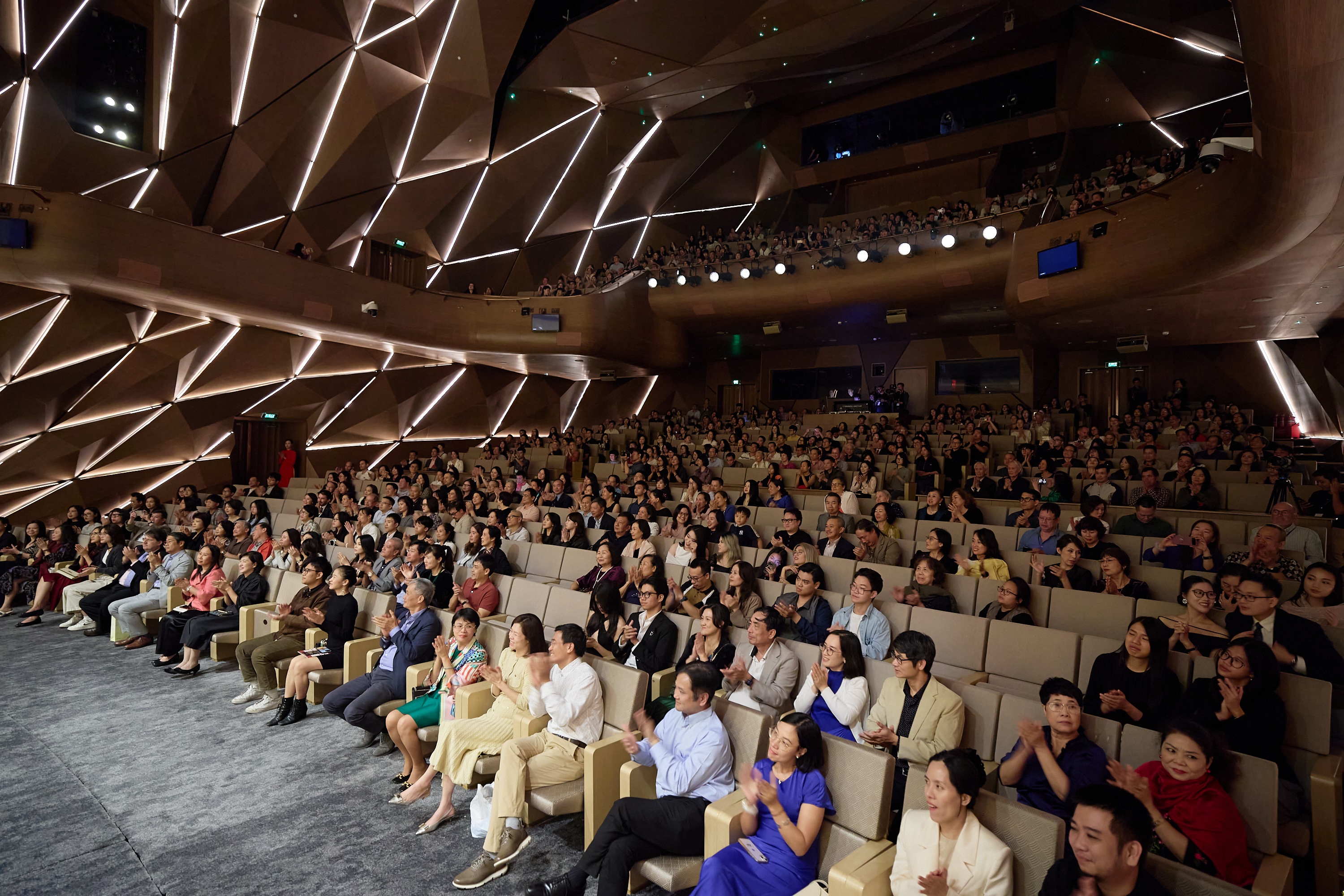 حفل موسيقي في فيينا يأخذ جمهور العاصمة عبر العديد من المشاعر - 3 Hòa nhạc Vienna đưa khán giả Thủ đô qua nhiều cung bậc cảm xúc - 3