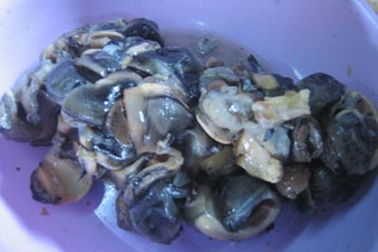 Cua, ốc đông lạnh, nước xương thối, vẫn tấp nập người ăn 