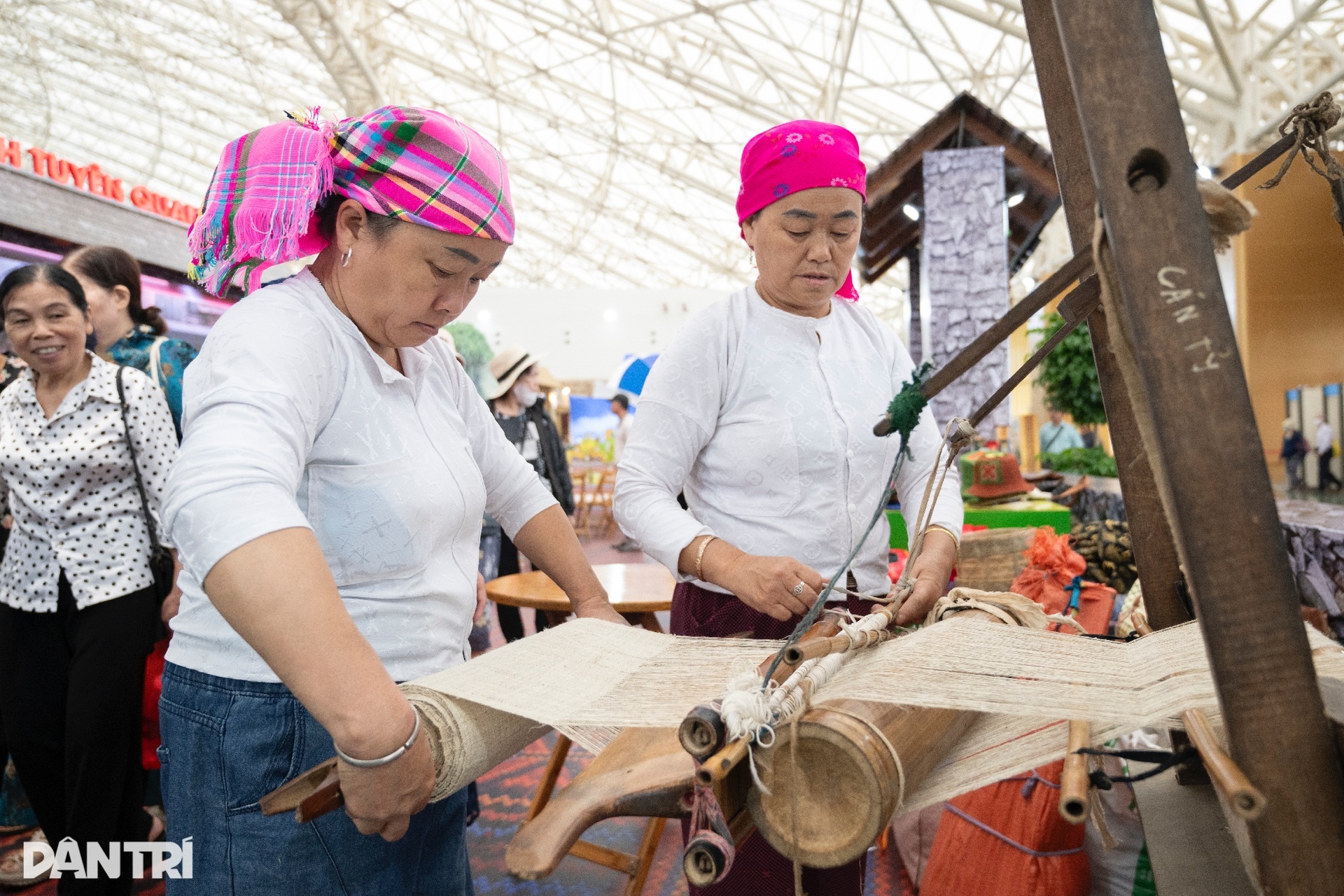 Warna-warna Barat Laut menonjol di ruang Pameran Musim Gugur - 10 Sắc màu Tây Bắc nổi bật giữa không gian Hội chợ Mùa Thu - 10