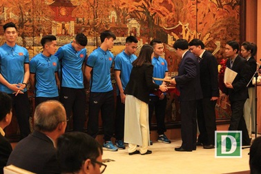 Chủ tịch Hà Nội khen thưởng Quang Hải cùng các đồng đội U23