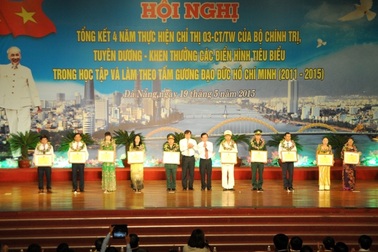 Tuyên dương các tổ chức, cá nhân xuất sắc tiêu biểu trong học tập và làm theo tấm gương Bác