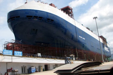 Tàu đóng mới hiện đại nhất Việt Nam “tự tiện”… hạ thủy