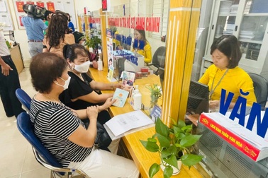 Nữ công chức sinh năm 1979 có được nghỉ hưu sớm khi sáp nhập?