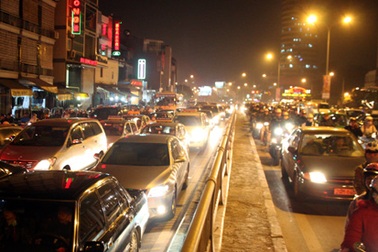 Hà Nội cấm đường Xã Đàn để thi công cầu đi bộ