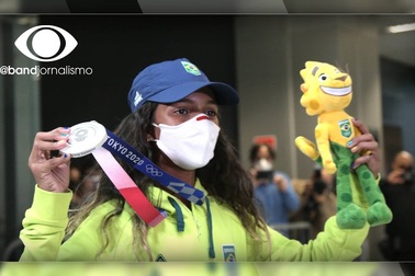 Rayssa Leal được fans chào đón khi trở về Brazil