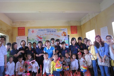 Cha mẹ Nhân Ái mang tết Trung thu đến với các trẻ em nghèo Pù Bin