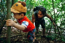 Cậu bé 22 tháng tuổi cùng bố "băng rừng" chinh phục hang động ở đảo Cát Bà