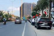 Ô tô đậu chiếm làn xe máy, người dân thấp thỏm khi lưu thông ở TPHCM