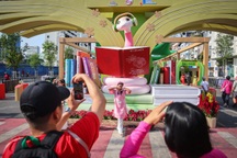 Du khách thích thú check-in với nàng Tỵ mặc áo dài ở Đường sách Tết Ất Tỵ