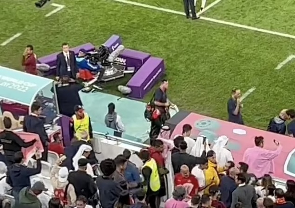 Cổ động viên bị đuổi khỏi sân vì hắt nước vào mặt Ronaldo - 2 Cổ động viên bị đuổi khỏi sân vì hắt nước vào mặt Ronaldo - 2