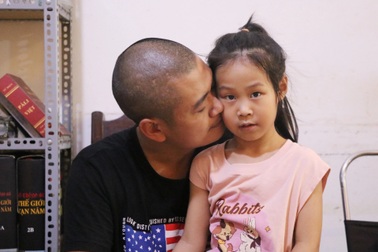 Hai cha con trôi dạt 12 tiếng trên biển: Tay ôm con, chân thay mái chèo