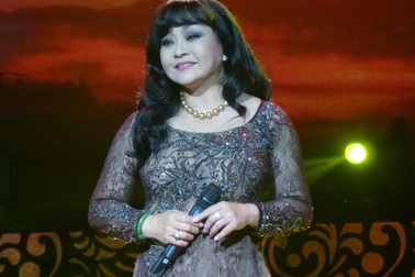 Ca sĩ Hương Lan phản ứng gay gắt trước lời giải thích của Việt Hương