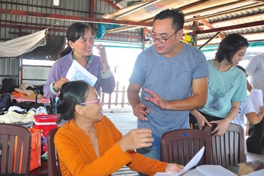 Nhiều "học sinh U60" hăng say tham gia học tiếng Anh miễn phí trên sông Hậu