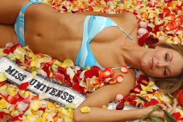 Hoa hậu Hoàn vũ 2004 khỏa thân trên bìa tạp chí