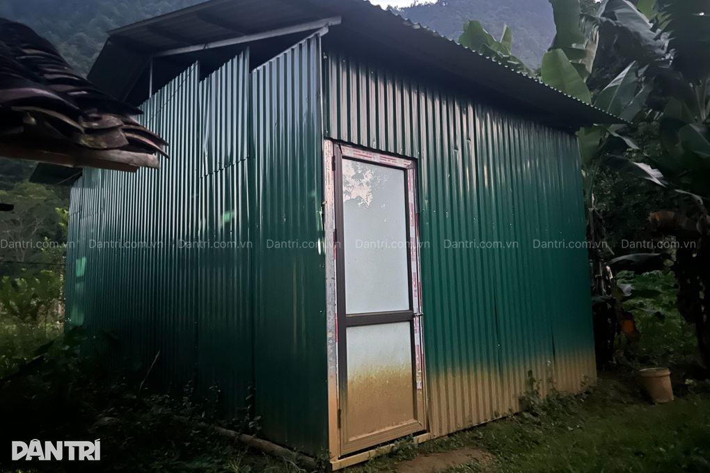 Hai túp lều không đủ chở che 1 người phụ nữ khuyết tật - 3 Hai túp lều không đủ chở che 1 người phụ nữ khuyết tật - 3