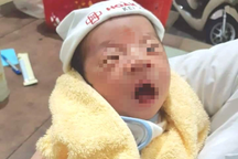 Bé trai 10 ngày tuổi bị bỏ rơi ở cửa chùa