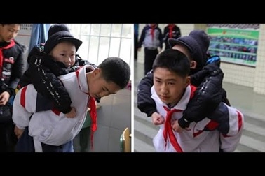 Trung Quốc: Cậu bé 12 tuổi 6 năm liền cõng bạn tới trường