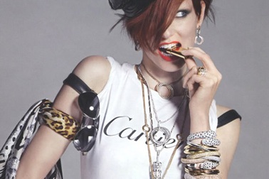 Iris Strubegger: Lấp lánh với trang sức bạc triệu