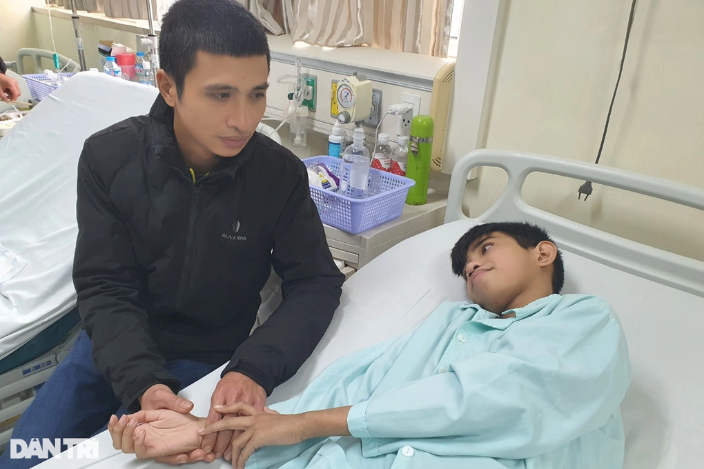 Hai anh em ruột mắc bệnh hiếm gặp, khẩn cầu cơ hội được tái sinh - 2 Hai anh em ruột mắc bệnh hiếm gặp, khẩn cầu cơ hội được tái sinh - 2