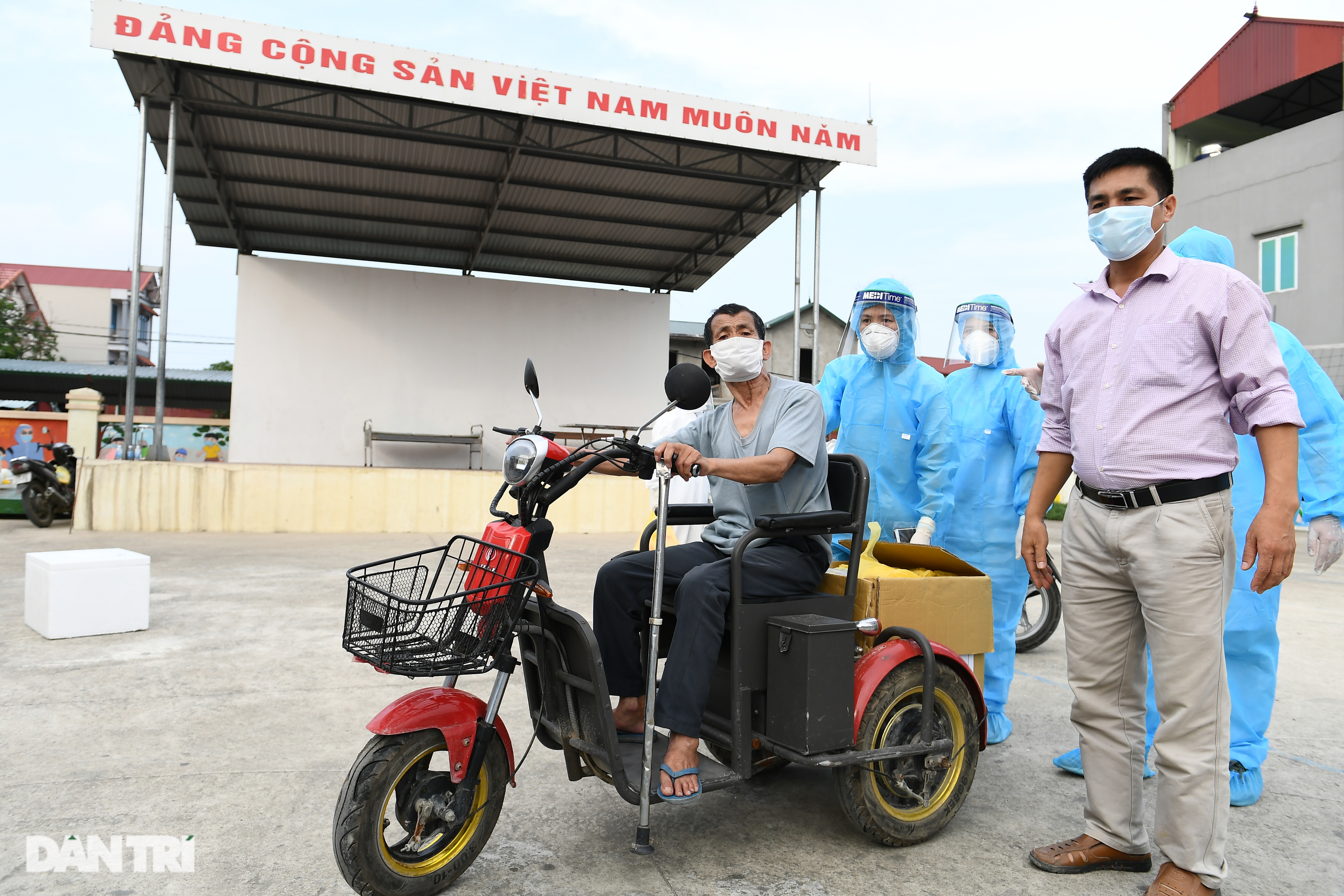 Cận cảnh xét nghiệm Covid-19 cho hơn 2.000 người ở Hà Nội - 7 Cận cảnh xét nghiệm Covid-19 cho hơn 2.000 người ở Hà Nội - 7
