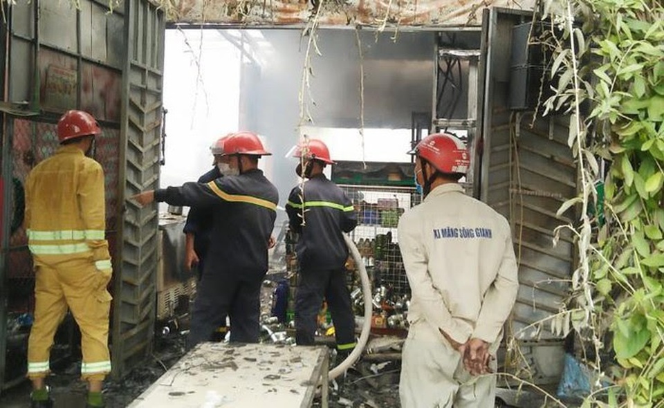 Cửa hàng tạp hóa bốc cháy giữa trưa, hơn 1 tỷ đồng ra tro - 2