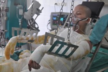 Cố cứu 2 con, mẹ vẫy vùng trong biển lửa