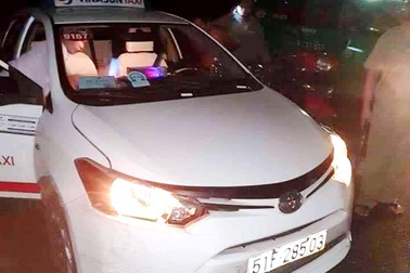 Hai đối tượng cứa cổ tài xế taxi cướp tài sản
