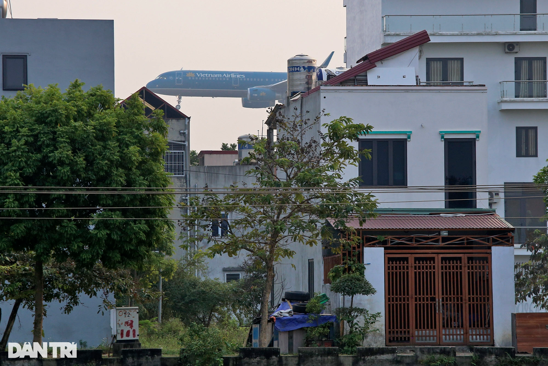 Sống dưới những chuyến bay - 4 Sống dưới những chuyến bay - 4