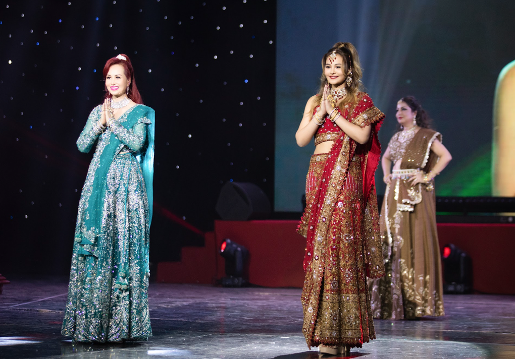 Hoa hậu Diệu Hoa lần đầu diễn thời trang cùng con gái Diệu Ly - 7 Hoa hậu Diệu Hoa lần đầu diễn thời trang cùng con gái Diệu Ly - 7