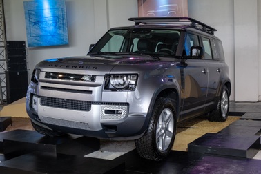 Land Rover Defender giá từ 3,85 tỷ - SUV cho đại gia Việt thích khám phá