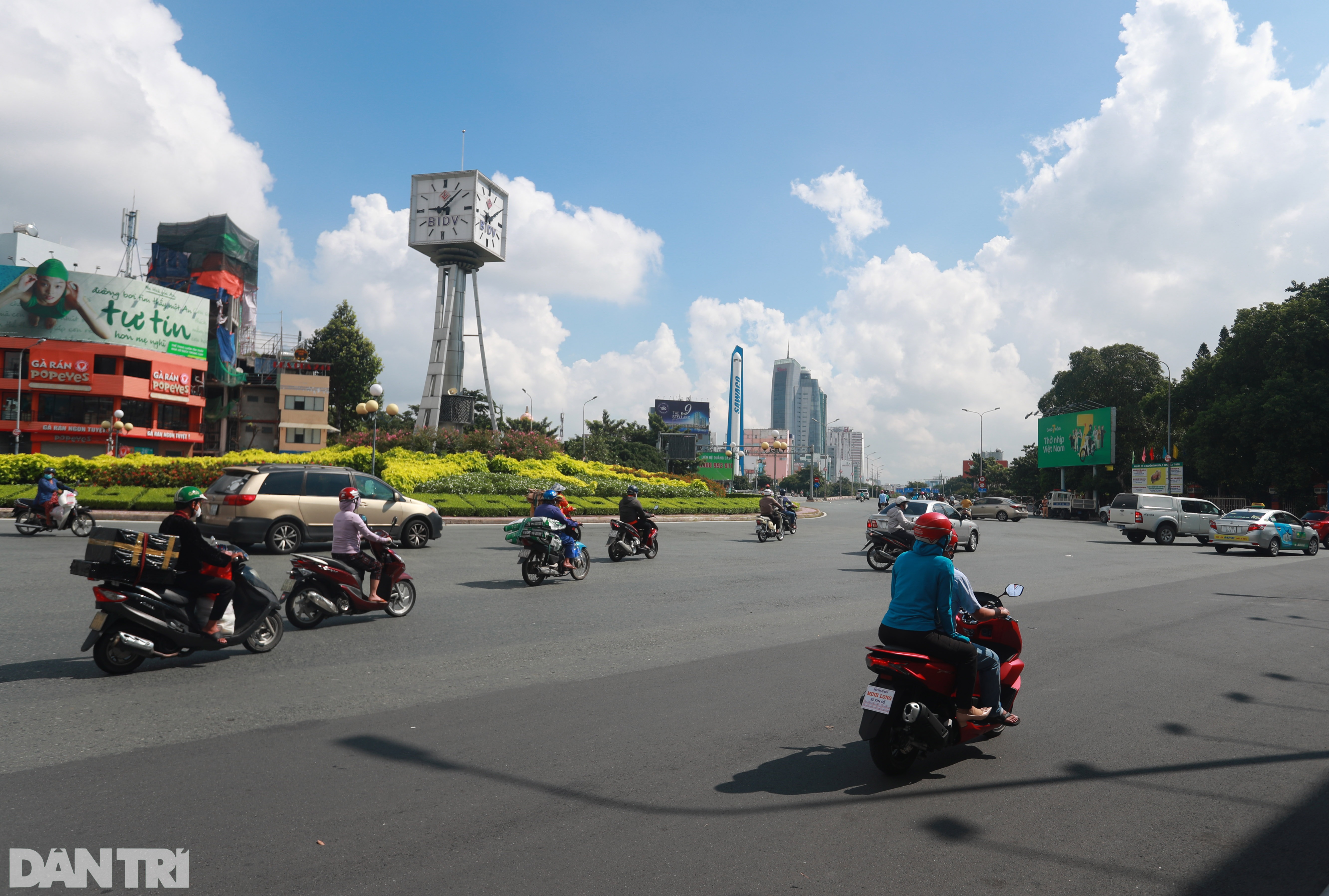 TPHCM sau gia hạn giãn cách: Chốt kiểm soát đông đúc, giao thông nhộn nhịp - 10 TPHCM sau gia hạn giãn cách: Chốt kiểm soát đông đúc, giao thông nhộn nhịp - 10