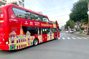 Đề nghị xử lý tài xế lái xe buýt 2 tầng vào đường cấm ở trung tâm TPHCM