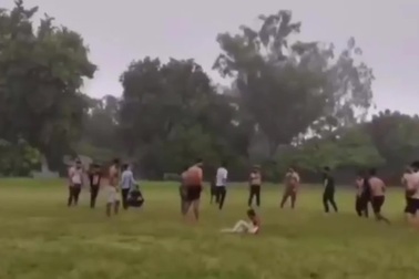 Đang chơi giữa sân, nhóm sinh viên bỏ chạy vì suýt bị sét đánh trúng