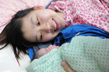 Vỡ òa niềm vui đón những “thiên thần” chào đời phút giao thừa năm 2016