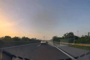 Ô tô dừng trên làn cho xe chạy tốc độ cao nhất để... thay lốp