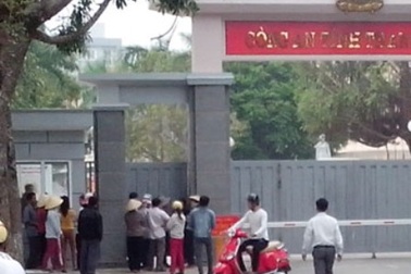 Dân tập trung trước cổng Công an tỉnh yêu cầu giải phóng xe bị bắt