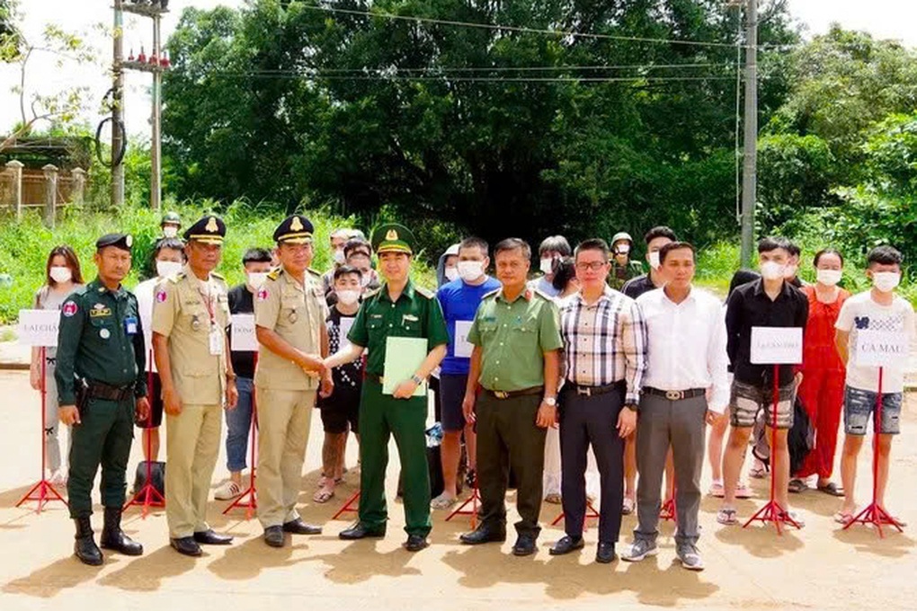 Tây Ninh tiếp nhận 27 đối tượng bị trục xuất từ Campuchia - 1 Tây Ninh tiếp nhận 27 đối tượng bị trục xuất từ Campuchia - 1