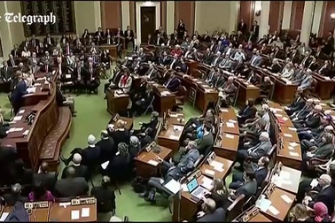 Mỹ: Thống đốc bang ngã quỵ khi đang phát biểu