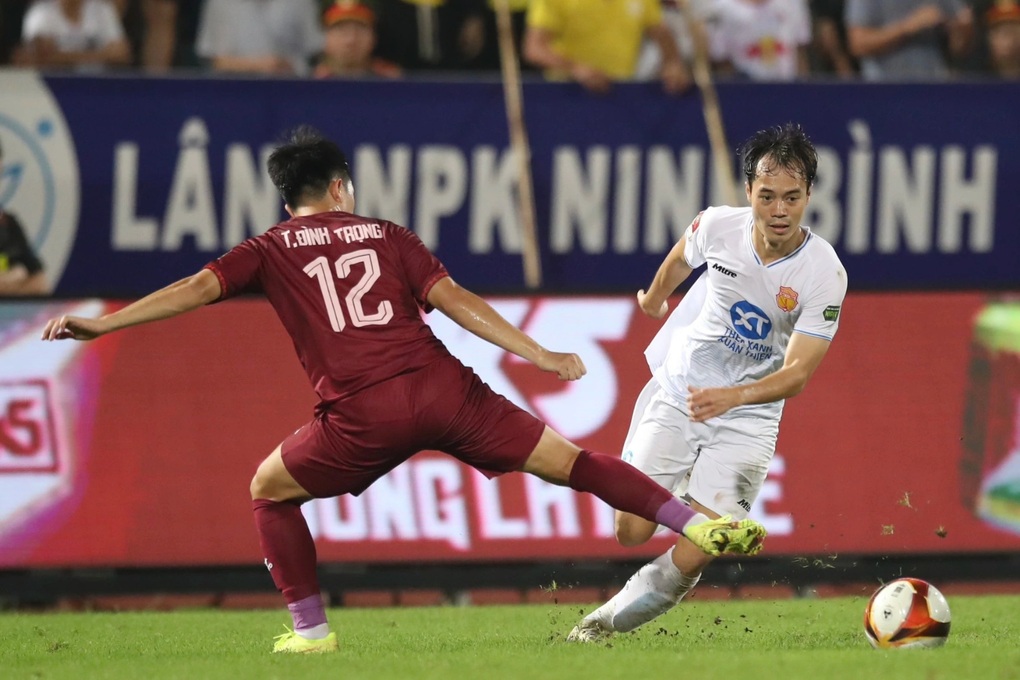 CLB Nam Định thua đậm Bình Định, cuộc đua vô địch V-League thêm hấp dẫn - 2 CLB Nam Định thua đậm Bình Định, cuộc đua vô địch V-League thêm hấp dẫn - 2