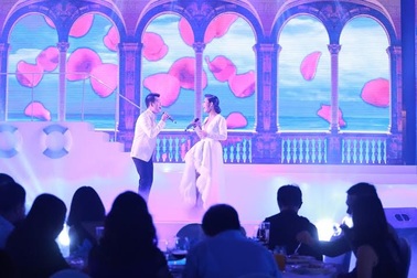 Phương Vy trình diễn trong tiệc tri ân khách hàng của Vinpearl Premium