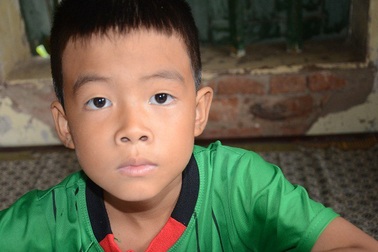 Bố bỏ rơi, mẹ đột ngột qua đời, bé 7 tuổi lay lắt sống cùng ông bà ngoại già yếu